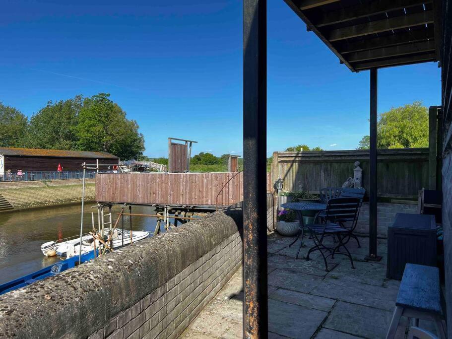 Quirky 1 Bedroom Barn On The River In Arundel Eksteriør bilde